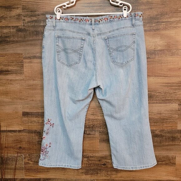 Vanilla Star Jeans Plus Sz 24 Capri Hi Rise Ripped Floral Embroidered Light Wash - Picture 2 of 10